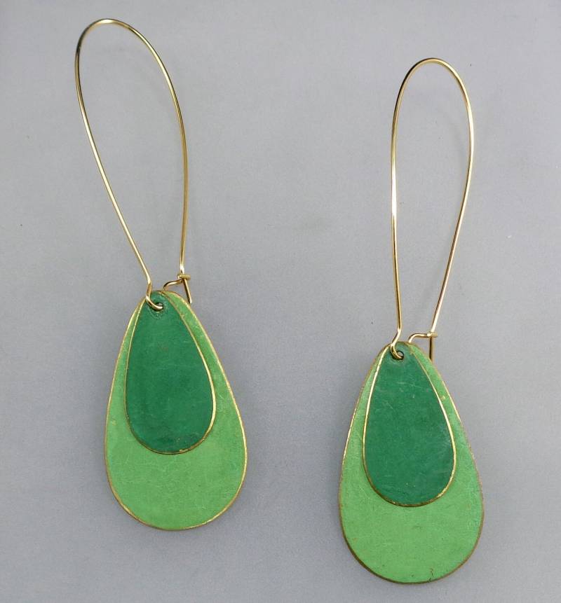 Messing Patina Teardrop Ohrringe in Licht Grün Und Messing Patina Teardrop Ohrringe in Licht Grün Und von mannmadedesigns