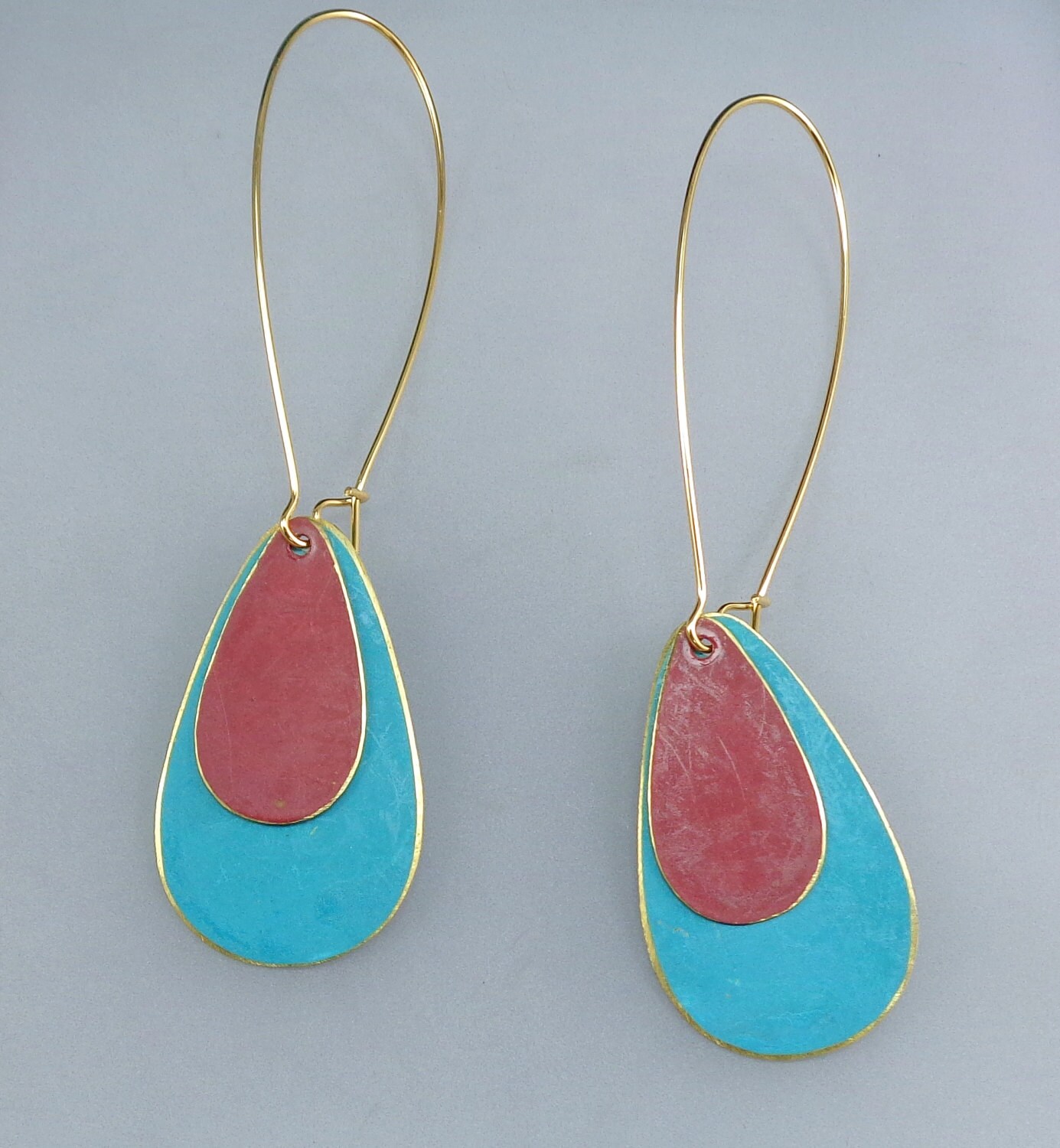 Messing Patina Teardrop Ohrringe in Petrol Und Rot von mannmadedesigns