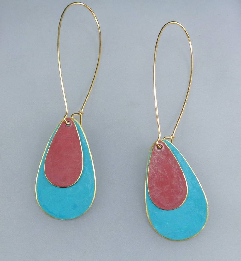 Messing Patina Teardrop Ohrringe in Petrol Und Rot Messing Patina Teardrop Ohrringe in Petrol Und Rot von mannmadedesigns