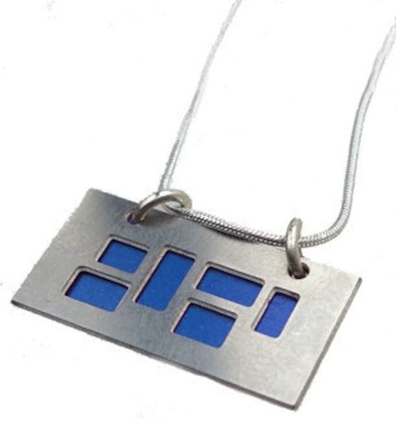 Silberanhänger Mit Blauen Und Schwarzen Ausschnitten von mannmadedesigns
