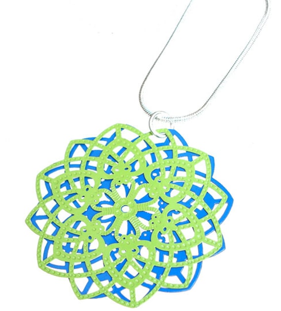Spirograph Edelstahl Anhänger in Apple Grün/Blau Spirograph Edelstahl Anhänger in Apple Grün/Blau von mannmadedesigns