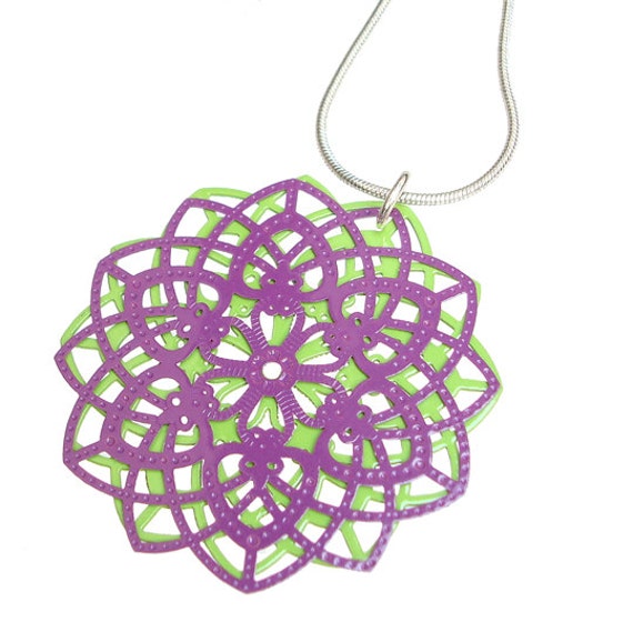 Spirograph Edelstahl Anhänger in Lila/Apfelgrün von mannmadedesigns