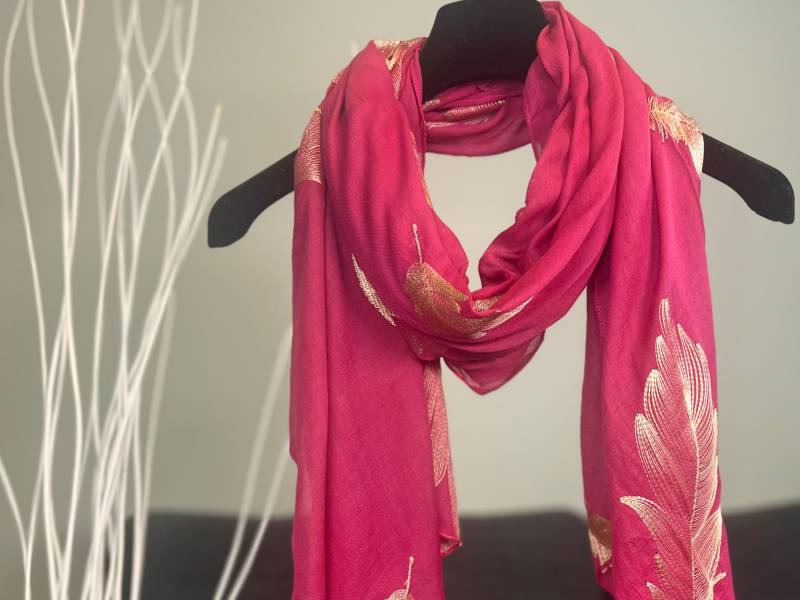 Goldener Feder Hand Bestickter Baumwollschal von manomaydesign