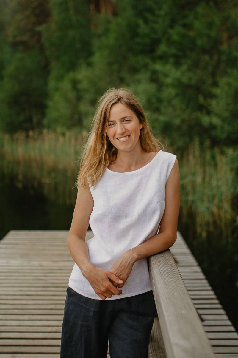 Astra Top - Weißes Leinen Damen Ärmelloses Handgemachte Kleidung Für Frauen Leinenhemd von mantaikotai