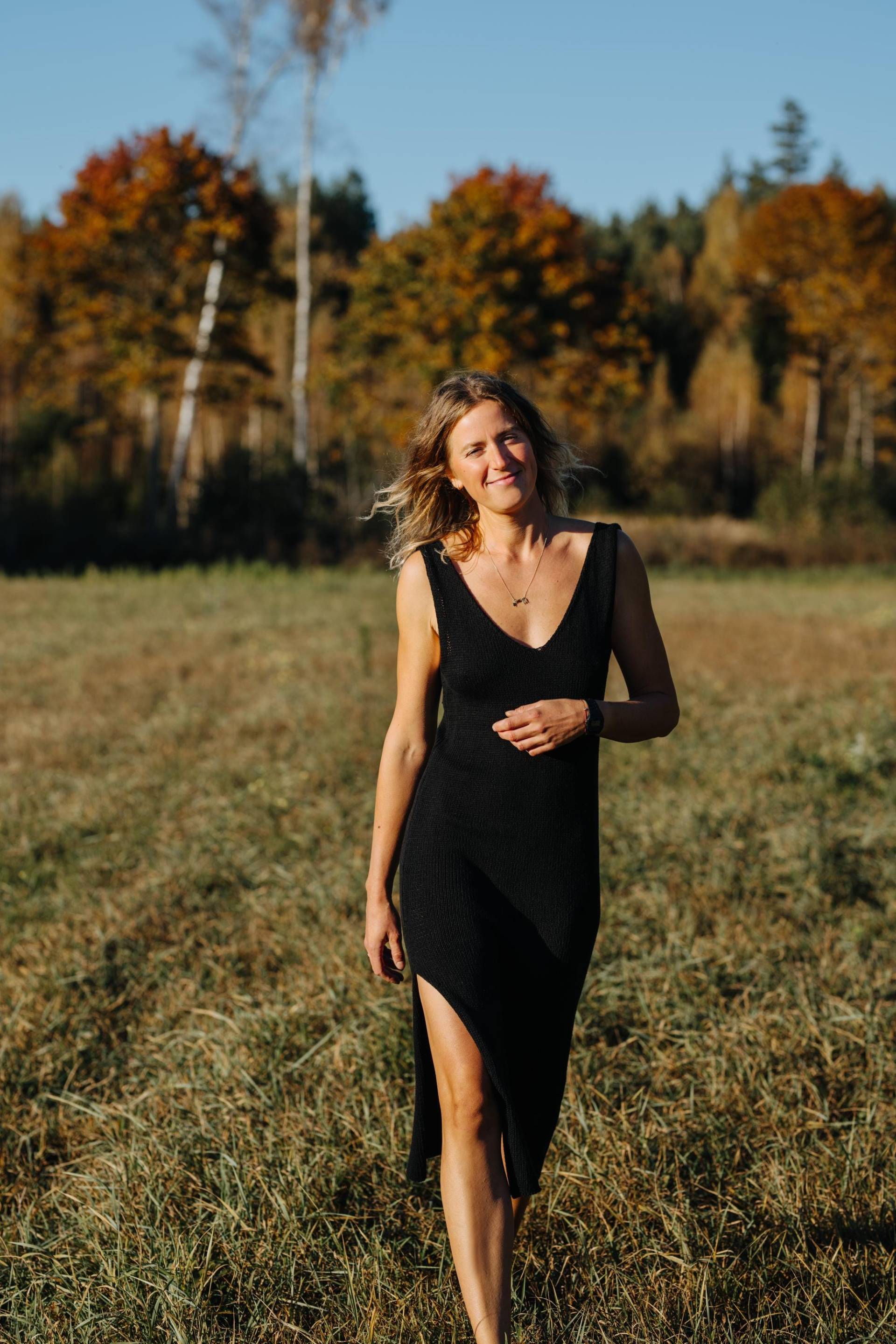 Elko Kleid, Schwarzes Strickkleid, Frauen Sommerkleid, Langes Leinen Baumwollkleid, Ärmelloses Strandkleid, Kleid Mit V-Ausschnitt von mantaikotai