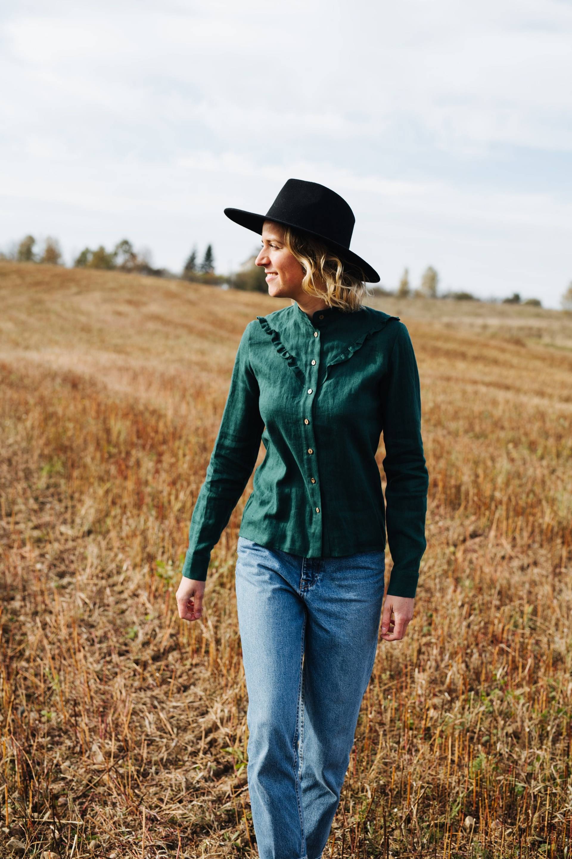 Lilie Shirt, Damen Leinen Bluse, Frauen Top Mit Rüschen, Grünes Boho Classic Green Sommer Shirt von mantaikotai