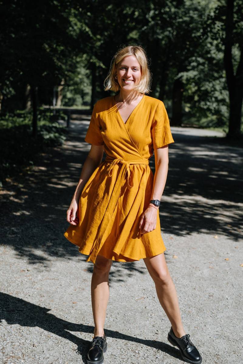 Lissabon Kleid, Damen Wickelkleid, Honigfarbenes Leinen Kurz Wickelleinen Sommer Breiter Rock Kleid von mantaikotai