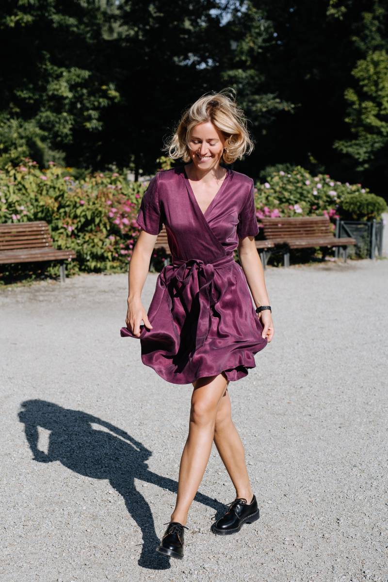 Lissabon Kleid, Wrap Cupro Pflaume Kurzes Brautjungfern Sommer Elegantes Kleid von mantaikotai