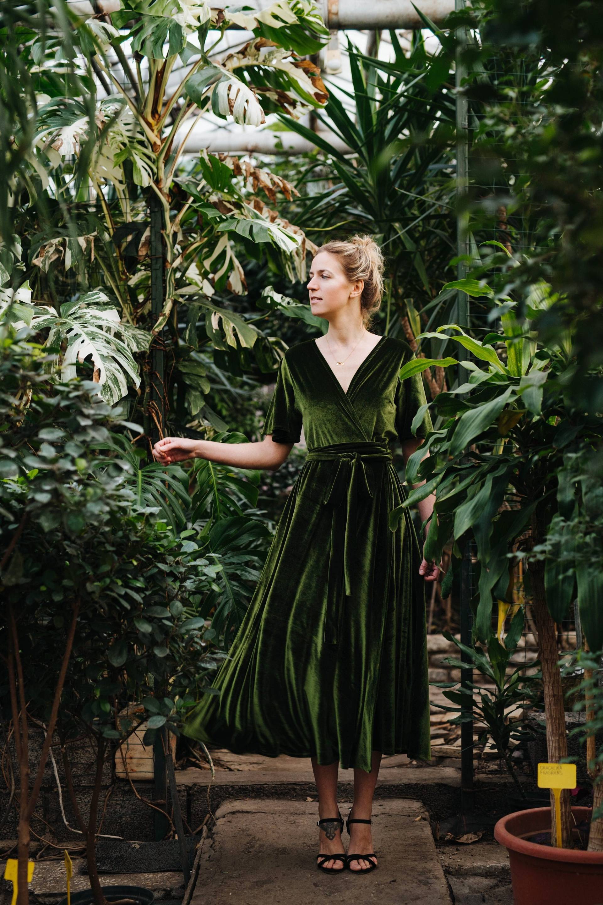 Lissabon Kleid - Wickelkleid Velour Boho Moosgrünes Brautjungfern Breiter Rock von mantaikotai