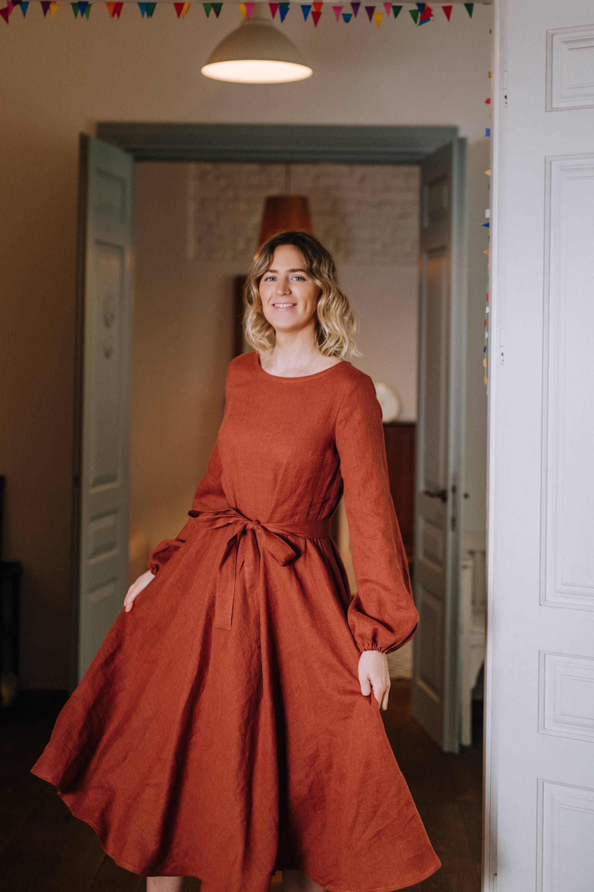 Maui Leinenkleid, Langes Rotholz Langarm Sommerleinenkleid, Boho Hochzeitsleinenkleid von mantaikotai