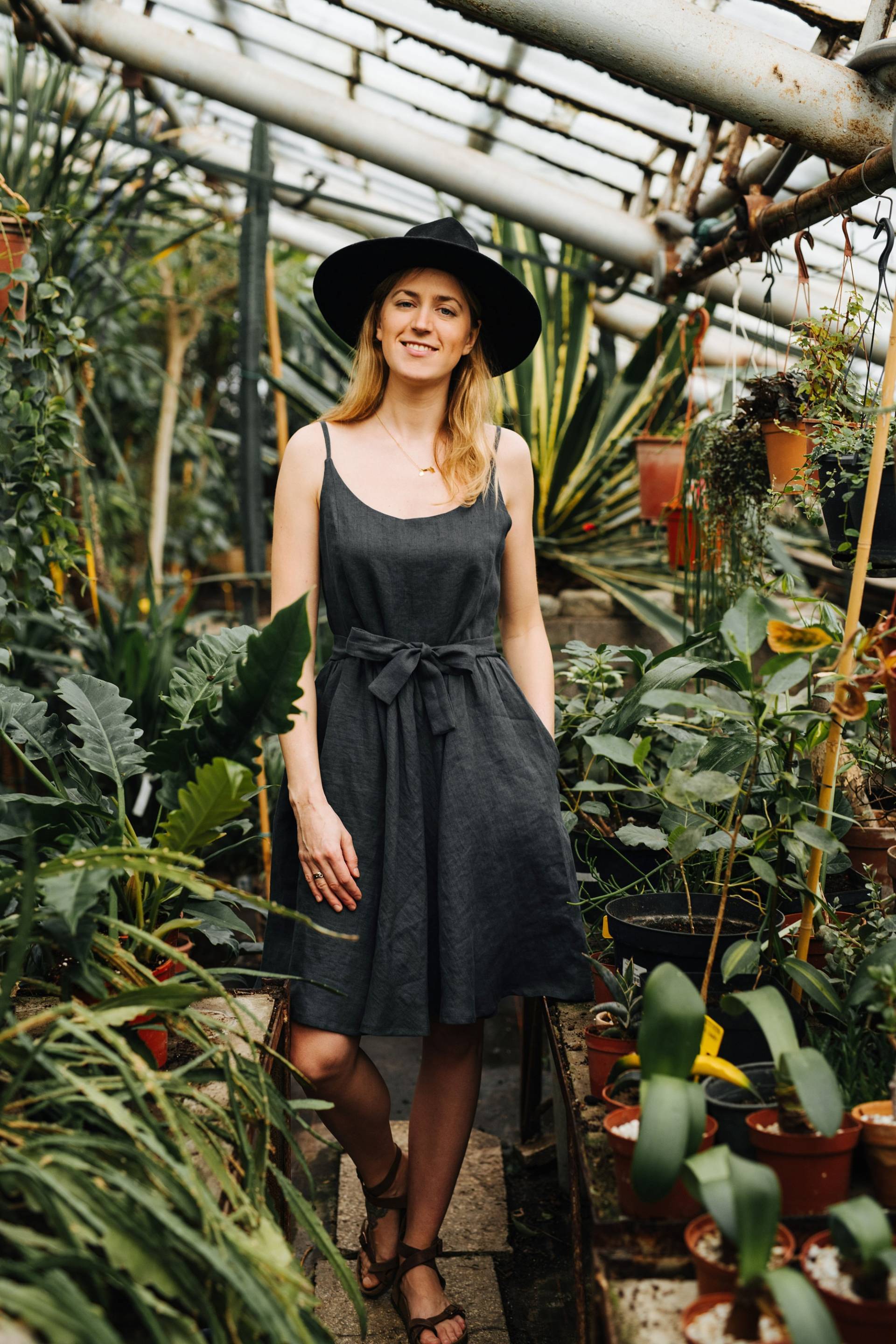 Nairobi Kleid, Cami Leinenkleid, Brautjungfern Graues Hochzeitskleid von mantaikotai