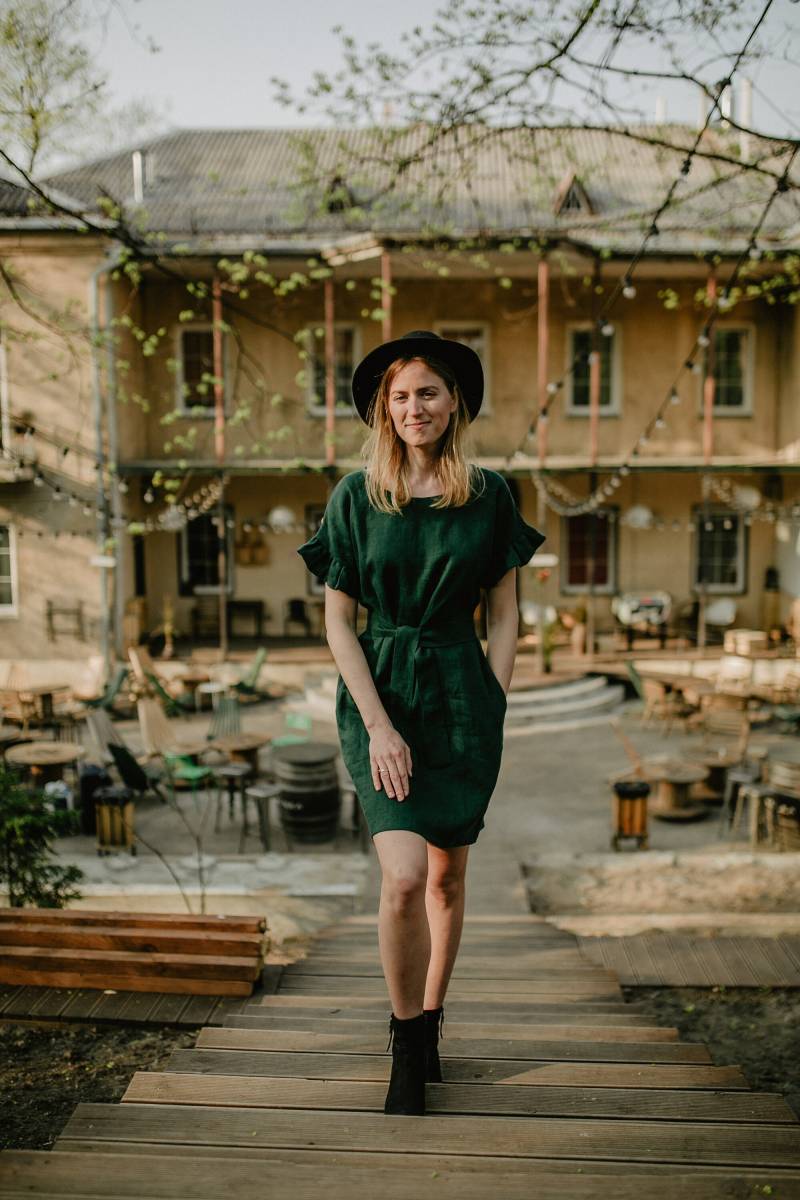 San Diego Kleid - Leinenkleid Grünes Oversized Lockeres Boho Rüschenkleid von mantaikotai