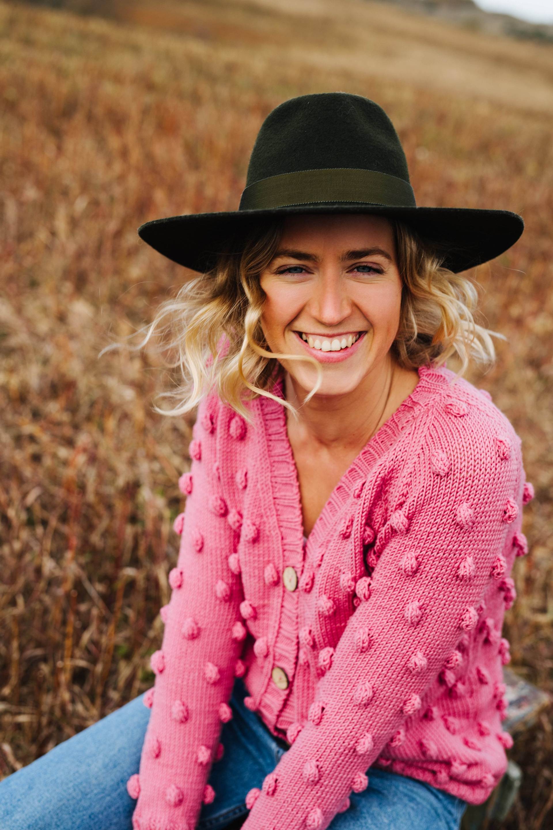 Shea Cardigan - Pink Pom Pullover Rosa Merino Wolle V Hals Frauen Winter von mantaikotai