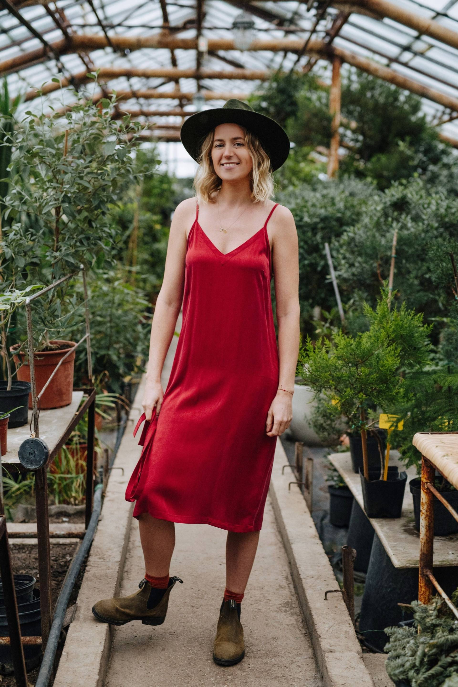 Ursa Kleid - Boho Frauen Cupro Midi Rotes Sommer Slip Sommerkleid Urlaub von mantaikotai