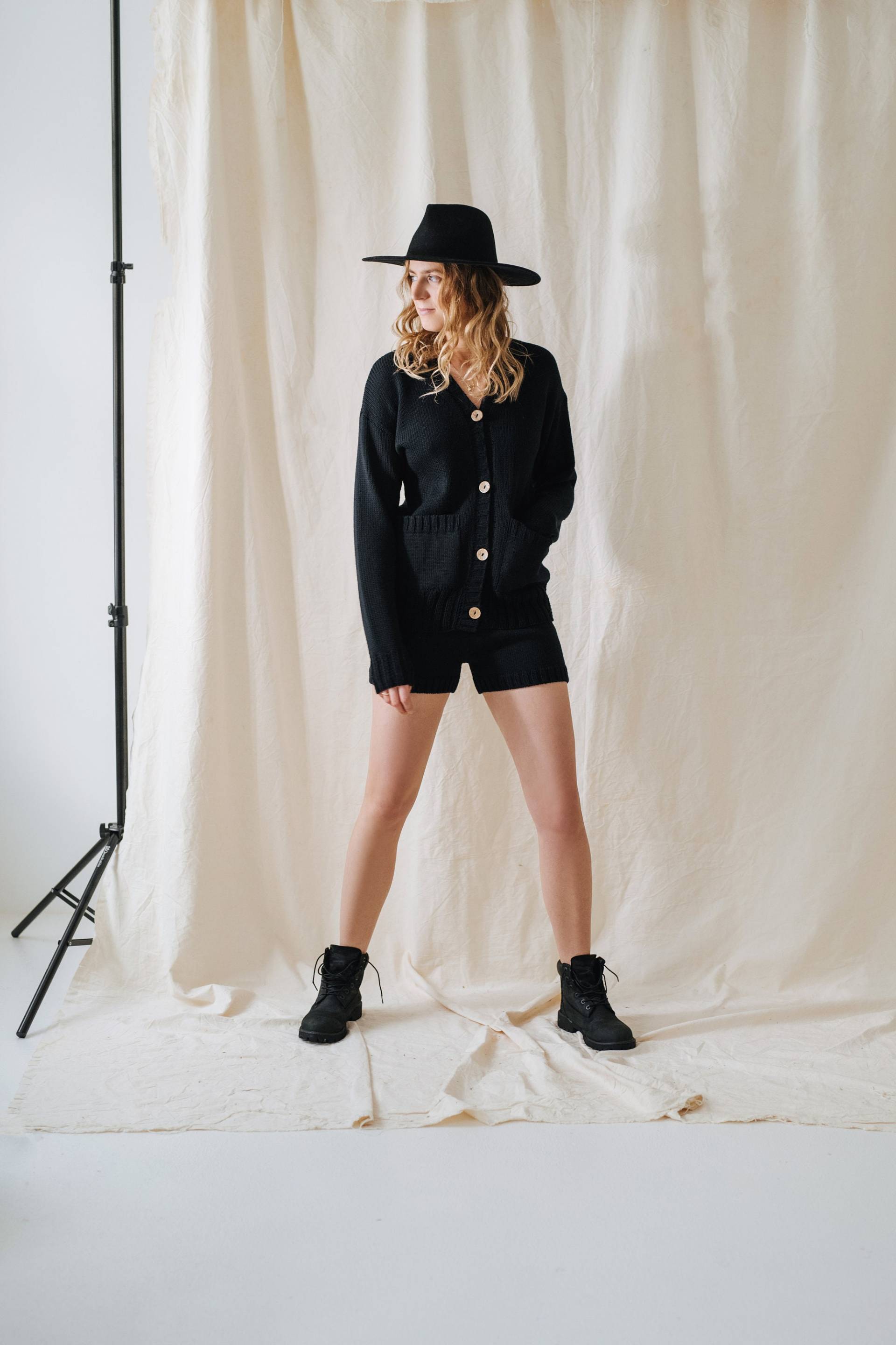 stiefmütterchen Shorts, Gestrickte Wolle Merino Sommershorts, Frauen Lounge Winter Shorts von mantaikotai