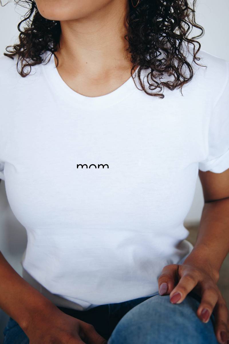 Mama T-Shirt | Minimalistisch Geburtstagsgeschenk Mutter Geschenk Familie Individuell Damen von manufakturraabe