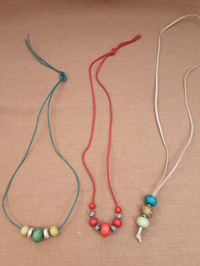 Kette Mit Keramikperlen Auf Lederband, Verschiedene Farben/Ausführungen von manufaktursula
