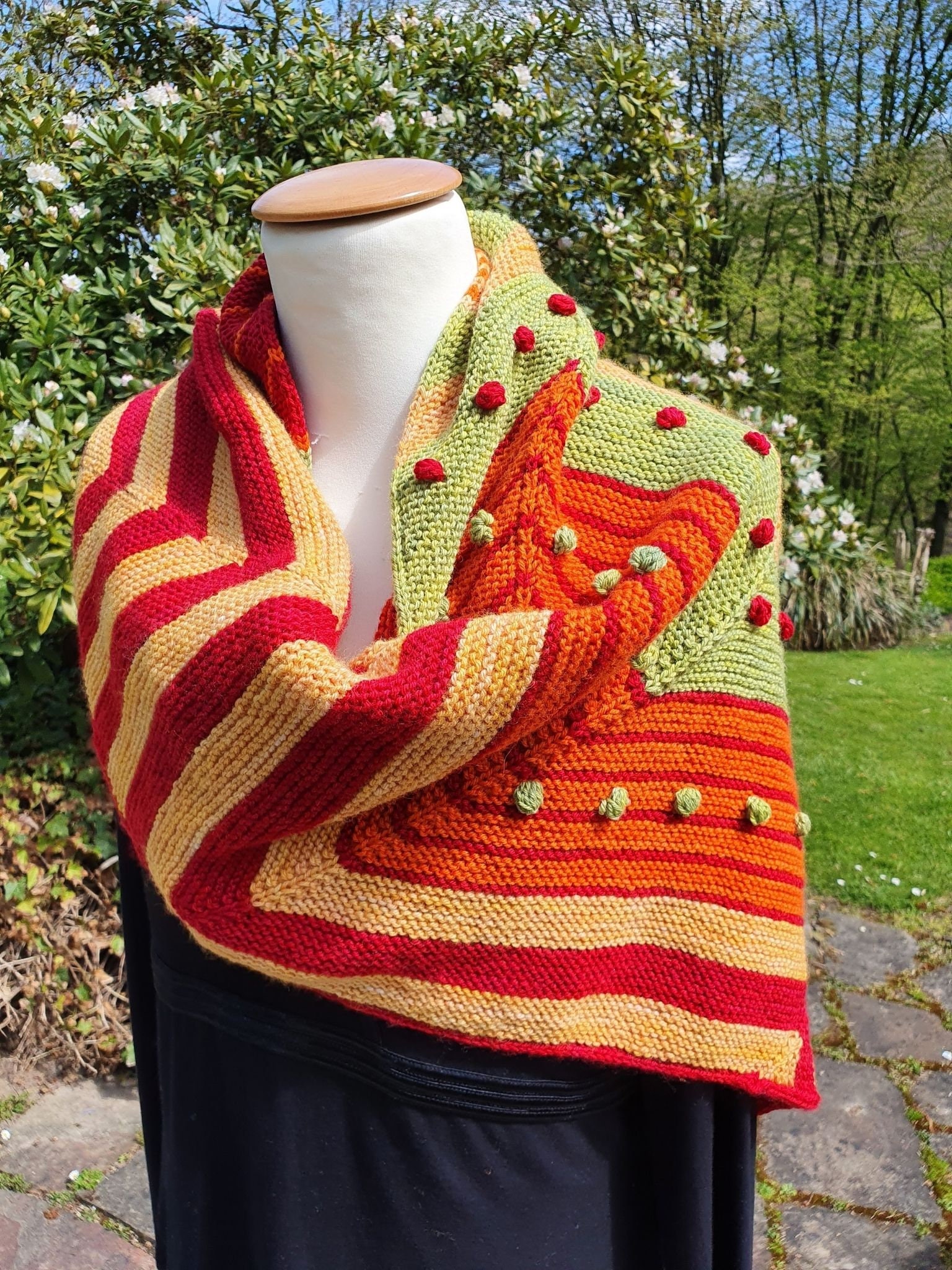Vierfarbiges Handgestricktes Tuch Mit Zackenmuster Und Noppen Vierfarbiges Handgestricktes Tuch Mit Zackenmuster Und Noppen von manufaktursula