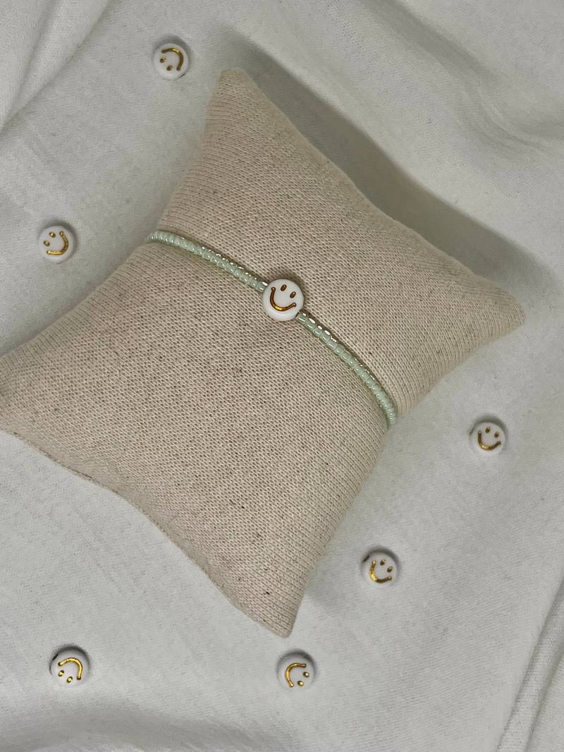 Kinderarmband Mit Perlen in Mint Und Gold-Weißem Smiley von mapearlss