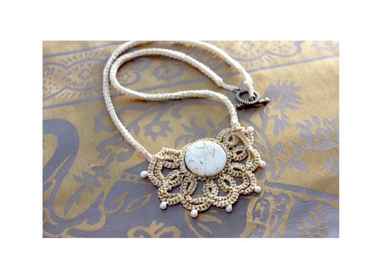 Gehäkelte Kette Statement Creme Weiß Häkelkette Schiffchenspitze Boho Halsschmuck Halskette Cremefarben von maraeilis