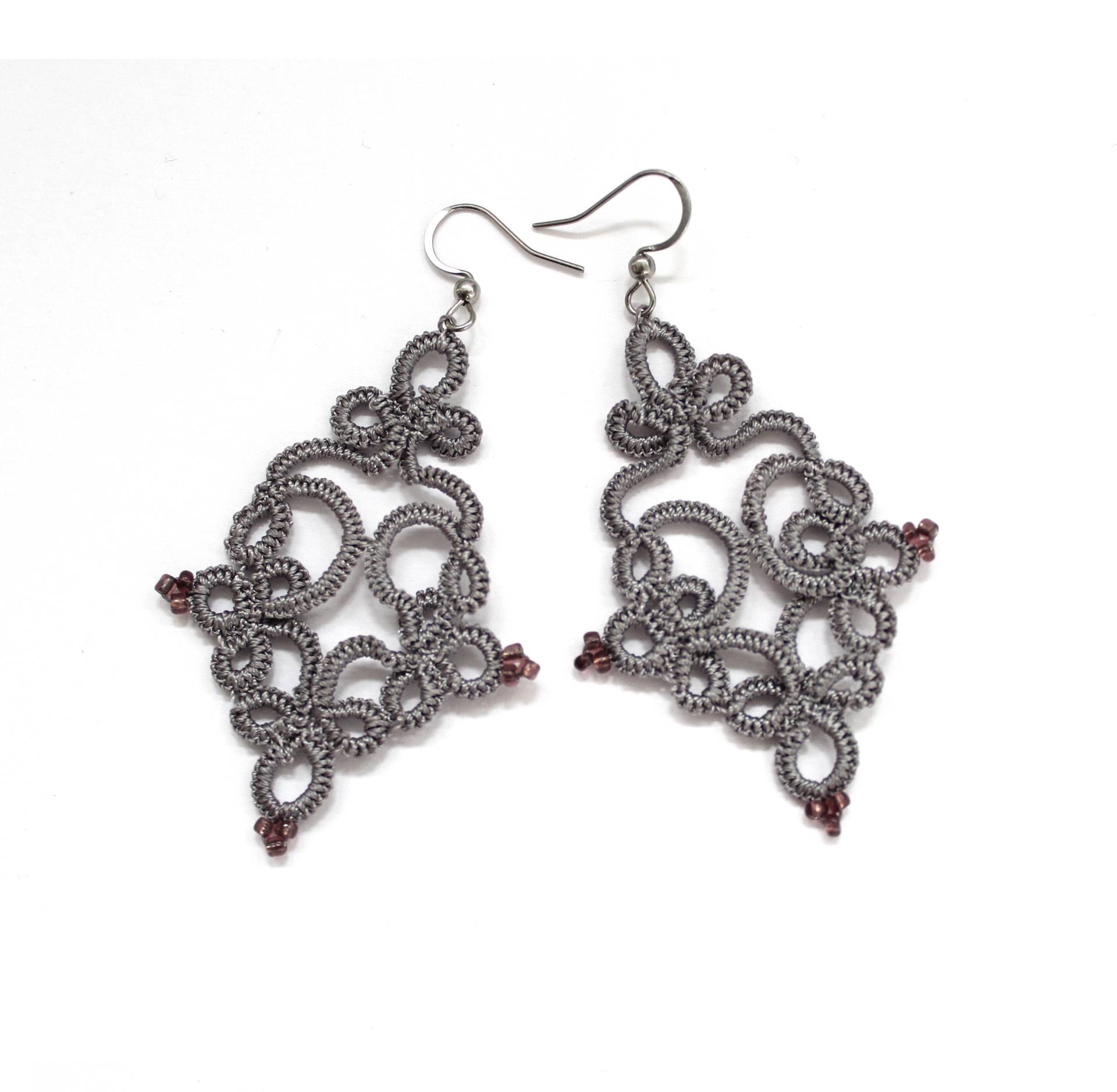 Graue Ohrringe Gehäkelt Ohrhänger Aus Spitze Handarbeit Textilschmuck Geschenk Für Frauen Hängeohrringe Schiffchenspitze Graue Ohrringe Gehäkelt Ohrhänger Aus Spitze Handarbeit Textilschmuck Geschenk Für Frauen Hängeohrringe Schiffchenspitze von maraeilis