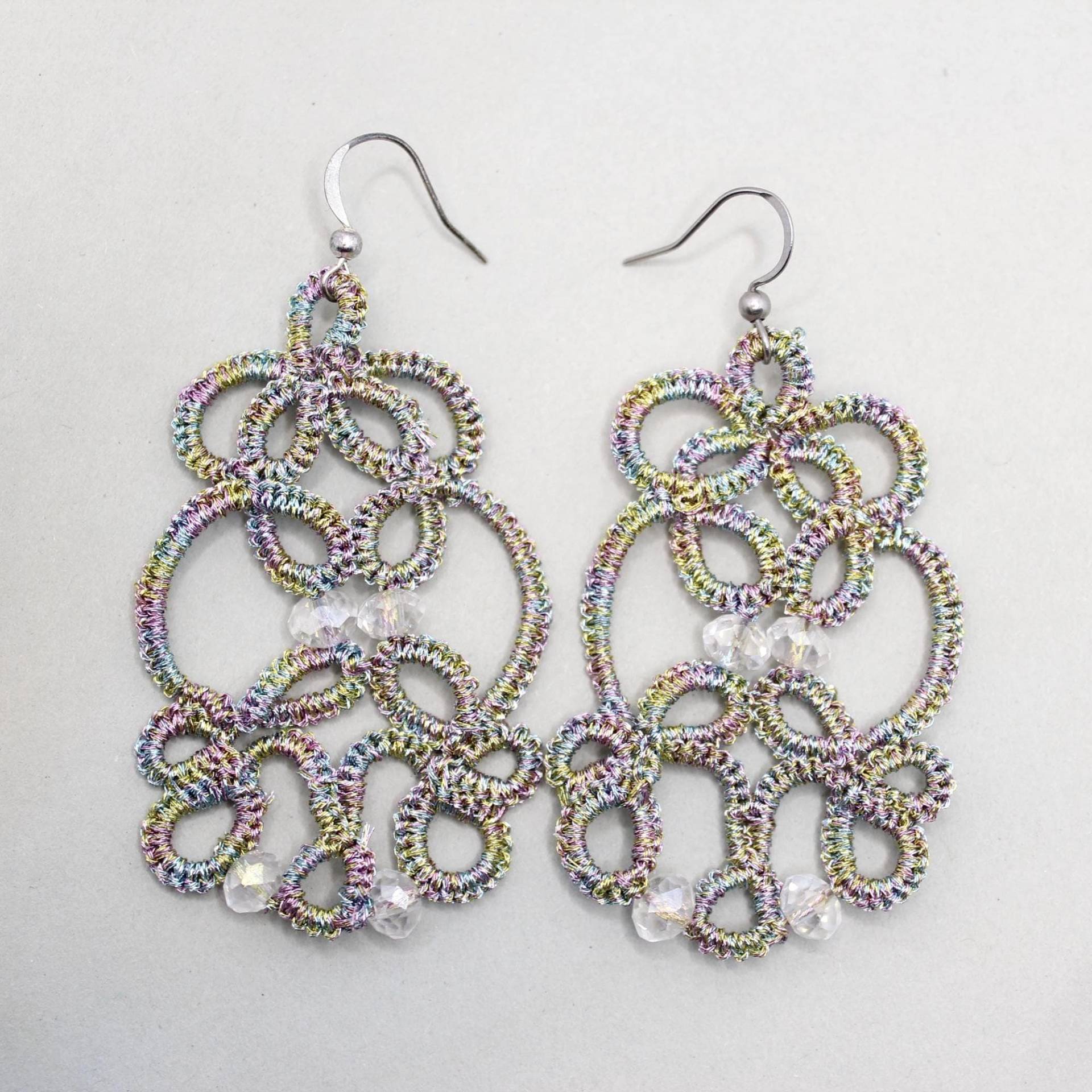 Handgearbeitete Occhi Ohrringe - Metallicgarn in Silber Mit Bunten Farbreflexen Gehäkelter Schmuck Geschenkidee Für Frauen Ohrhänger von maraeilis