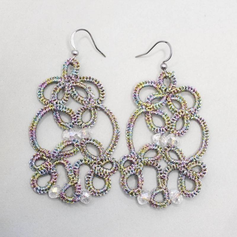 Handgearbeitete Occhi Ohrringe - Metallicgarn in Silber Mit Bunten Farbreflexen Gehäkelter Schmuck Geschenkidee Für Frauen Ohrhänger von maraeilis