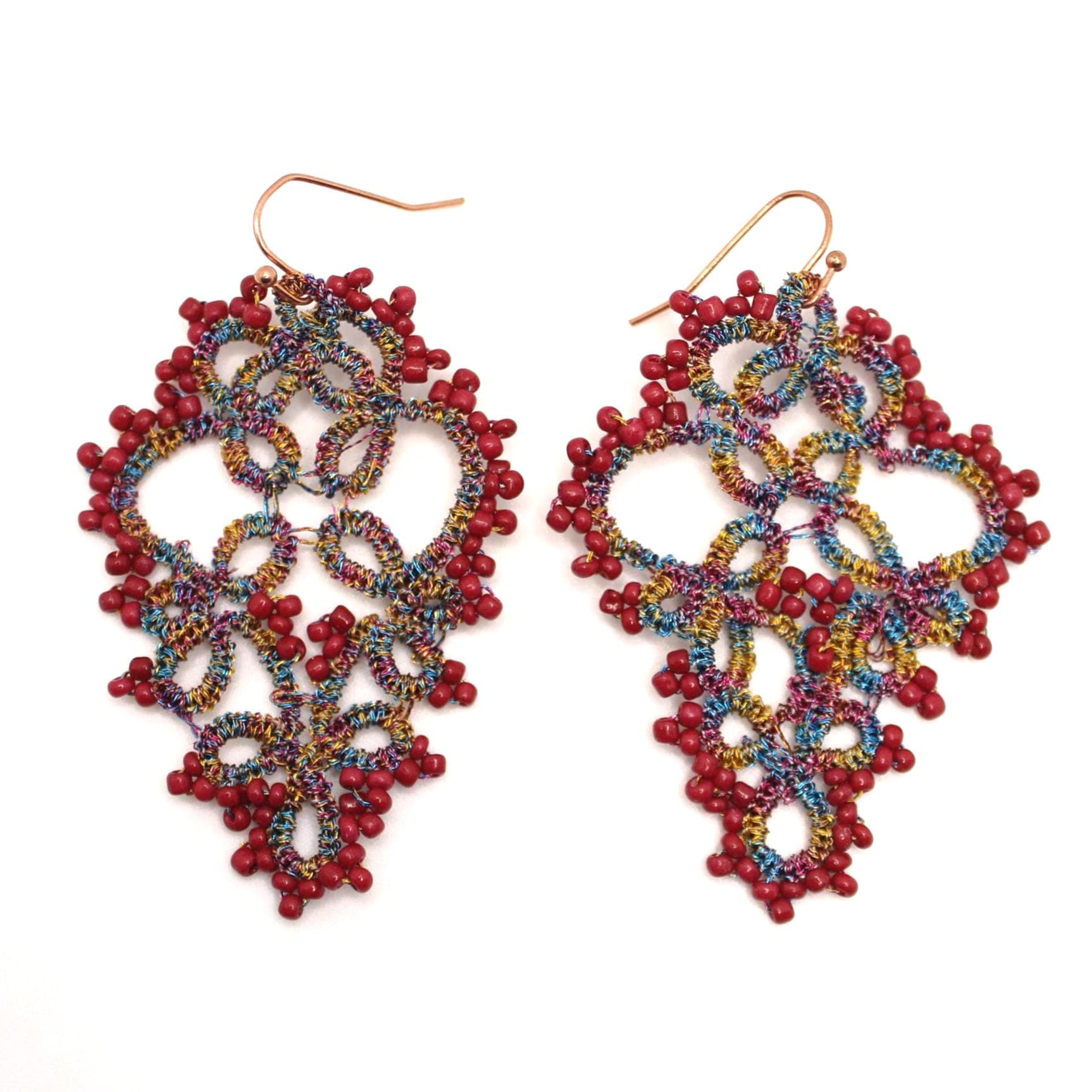 Handmade Ohrringe Occhi Multicolor Garn Mit Roten Perlen Schiffchenspitze Gehäkelter Schmuck Geschenkidee Für Frauen Statement von maraeilis