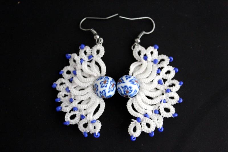 Weiß Blaue Ohrringe Handmade Statement Ohrhänger Nadelocchi Handarbeit von maraeilis