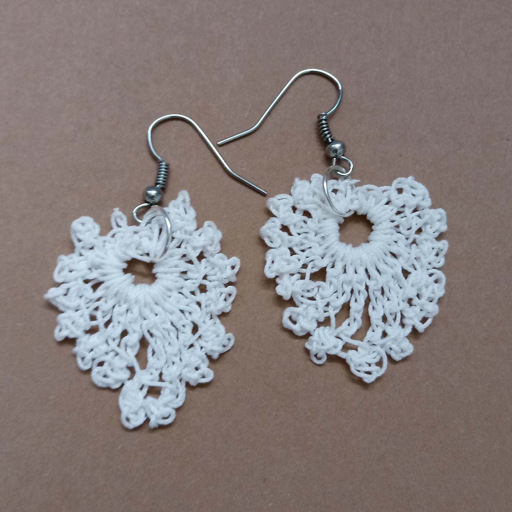 Weiße Gehäkelte Ohrringe Baumwolle Tropfenförmig Ohrhänger Häkelohrringe von maraeilis