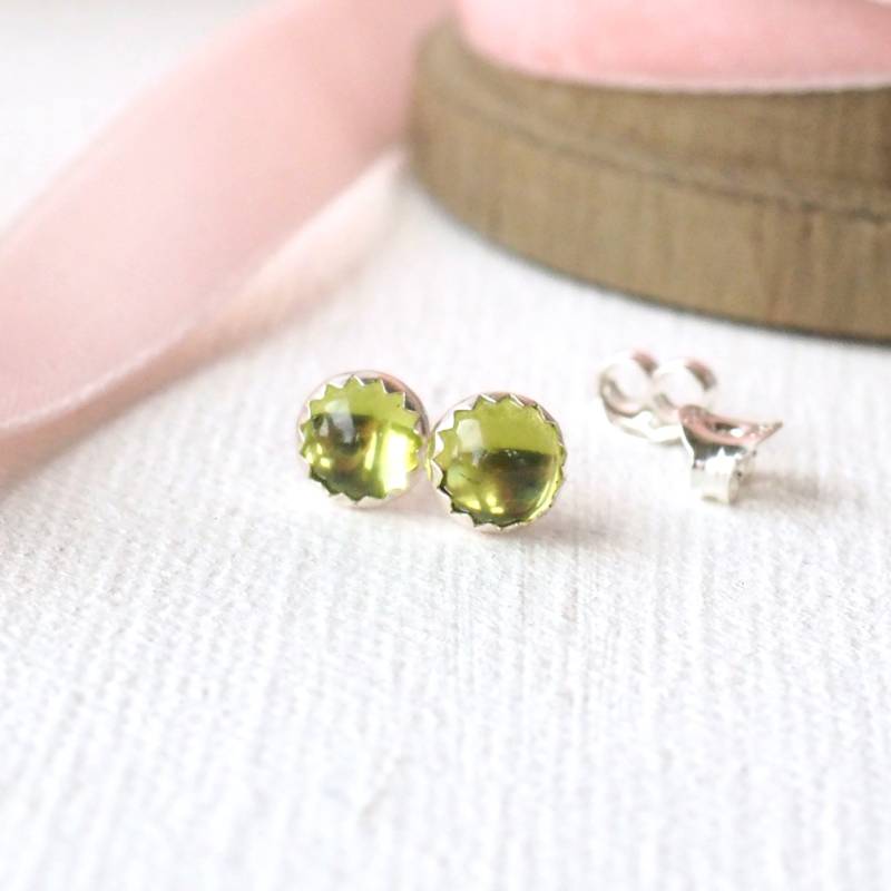 August Birthstone Ohrringe in Peridot Grün Und Sterling Silber, Einfache Edelstein Ohrstecker von maramjewellery
