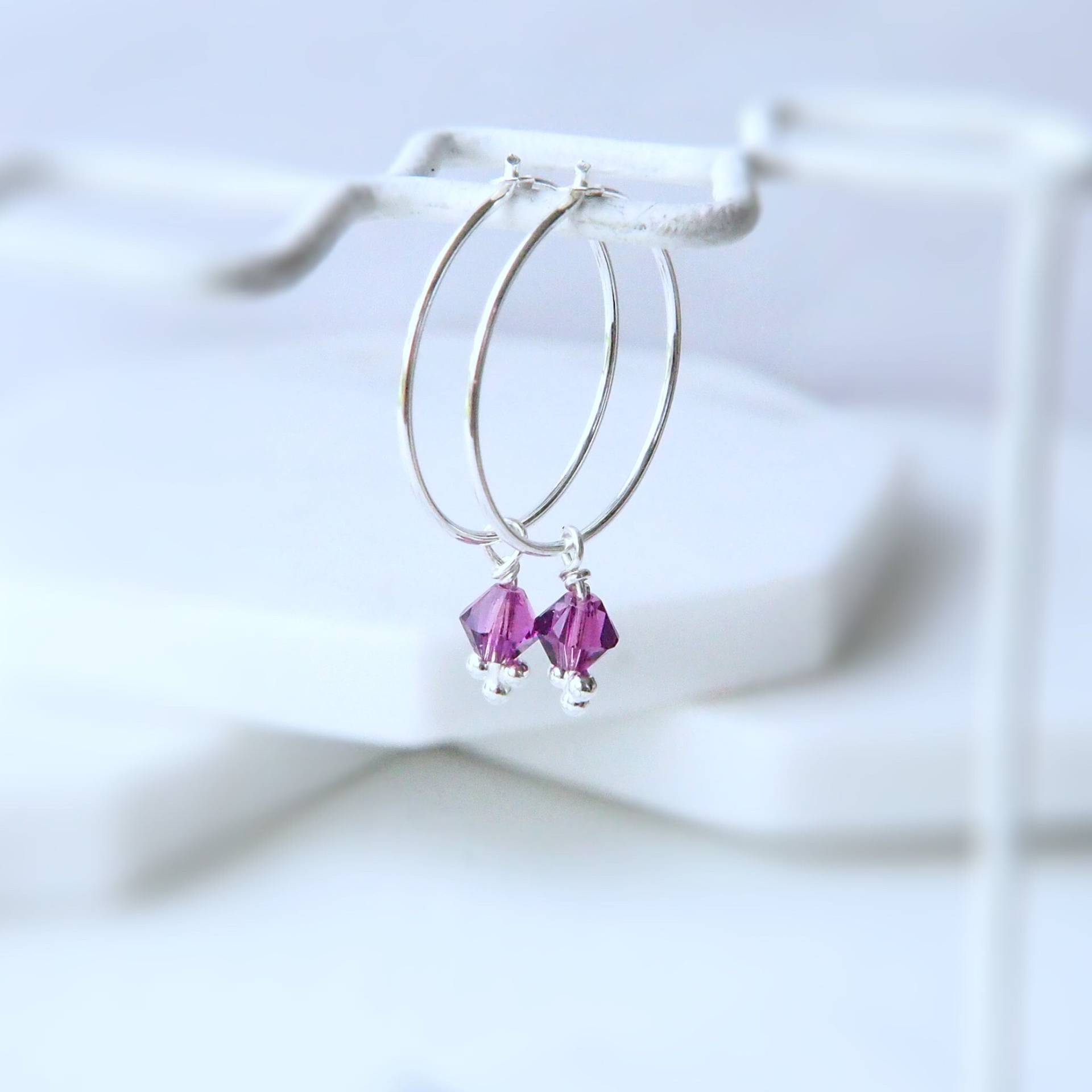Februar Geburtstag Ohrring Birthstone Geschenk. Schlichte Silberne Boho Creolen Mit Lila Kristall Anhänger von maramjewellery