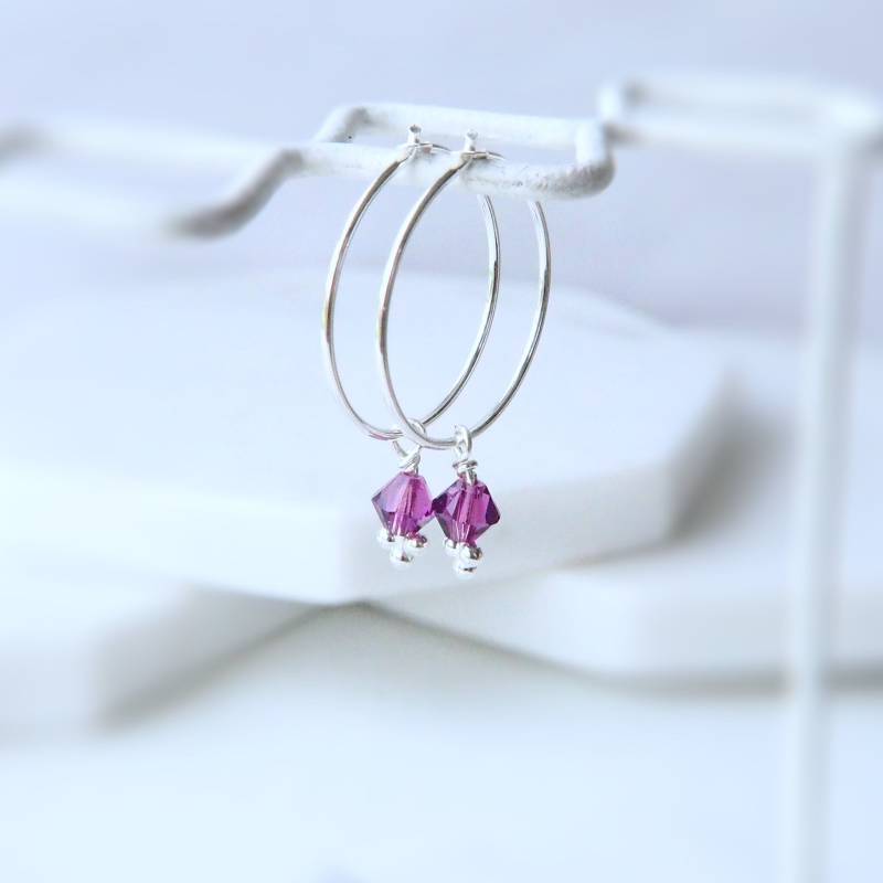 Februar Geburtstag Ohrring Birthstone Geschenk. Schlichte Silberne Boho Creolen Mit Lila Kristall Anhänger von maramjewellery