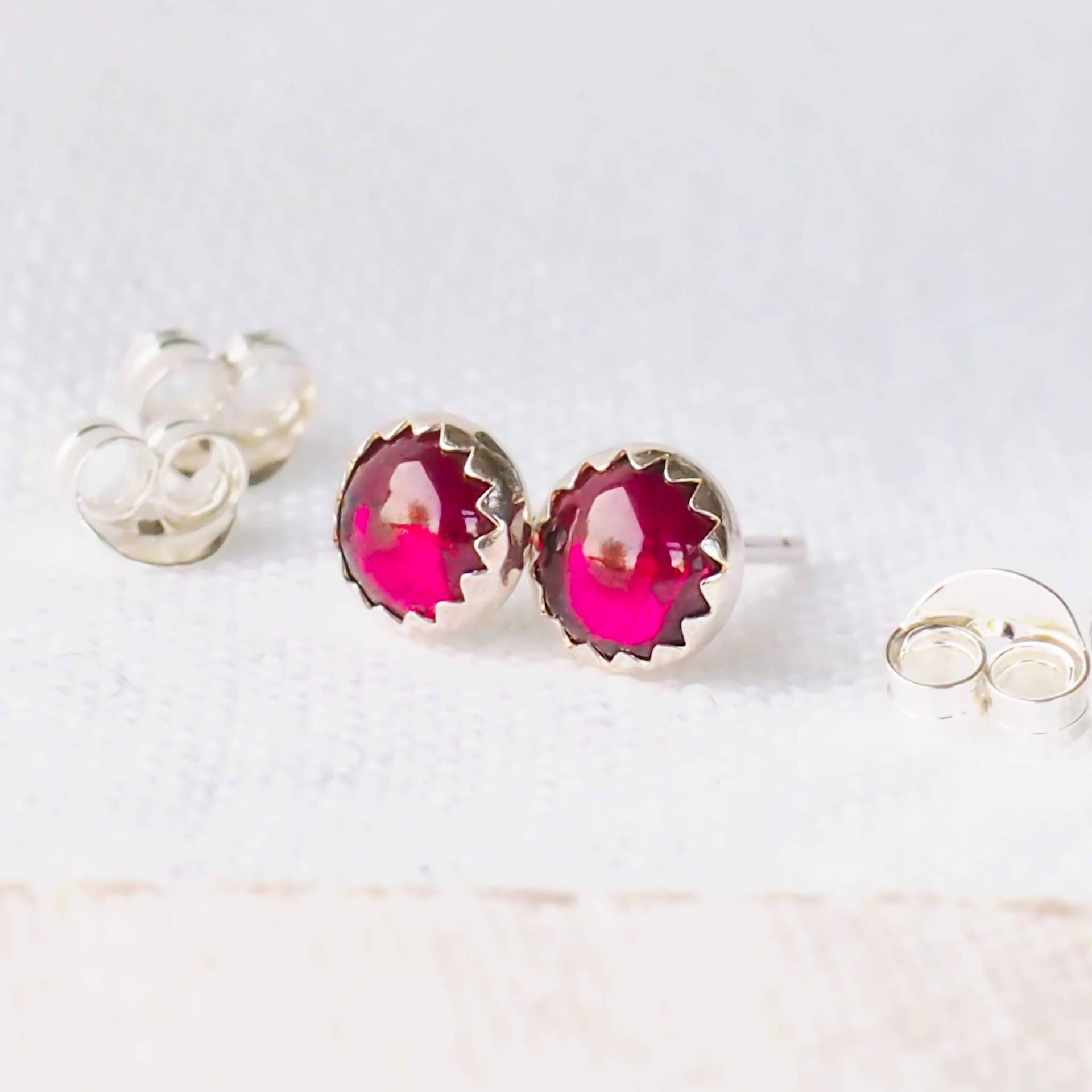 Granat Ohrstecker Sterling Silber Januar Geburtsstein, Handgefertigt in Schottland von maramjewellery