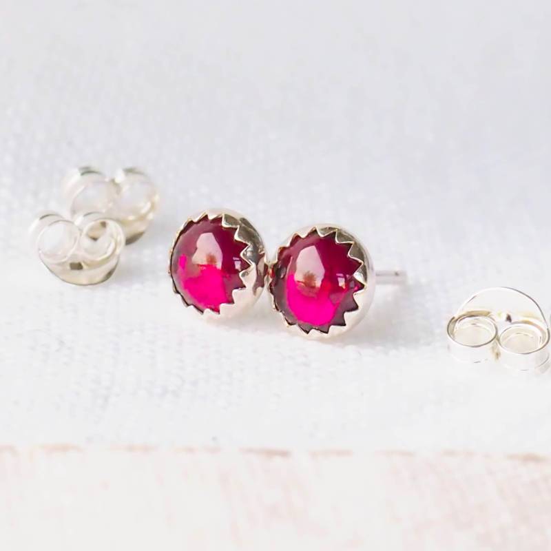 Granat Ohrstecker Sterling Silber Januar Geburtsstein, Handgefertigt in Schottland von maramjewellery