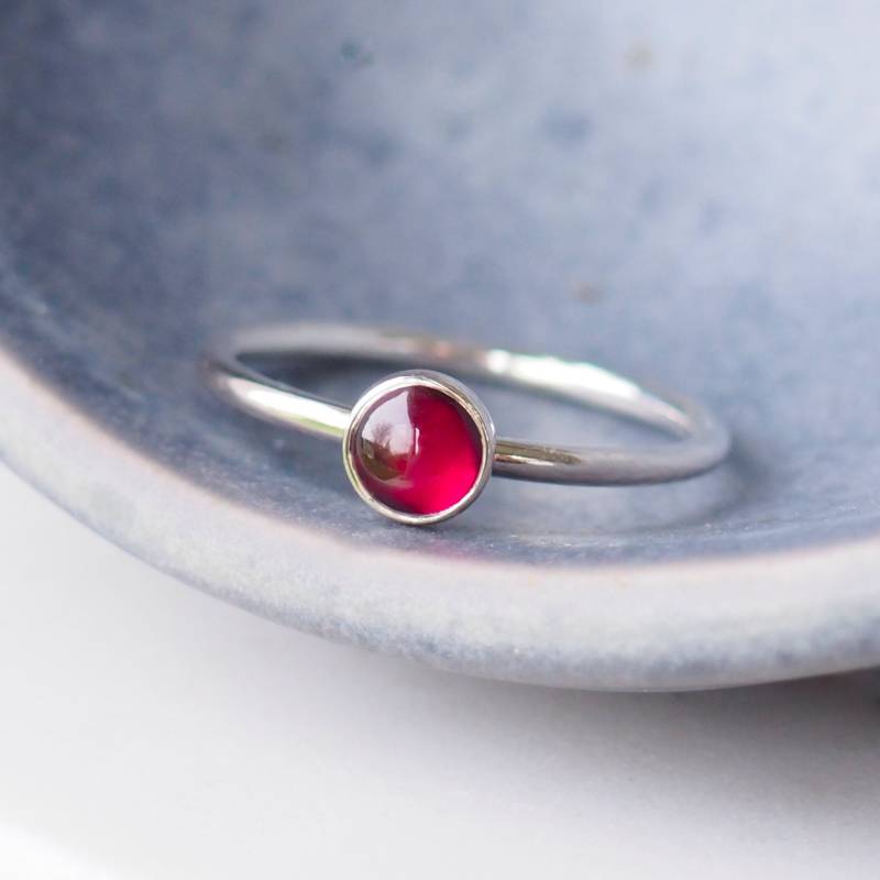 sterling Silber Granat Ring Januar Geburtsstein Cabochon Solitaire von maramjewellery