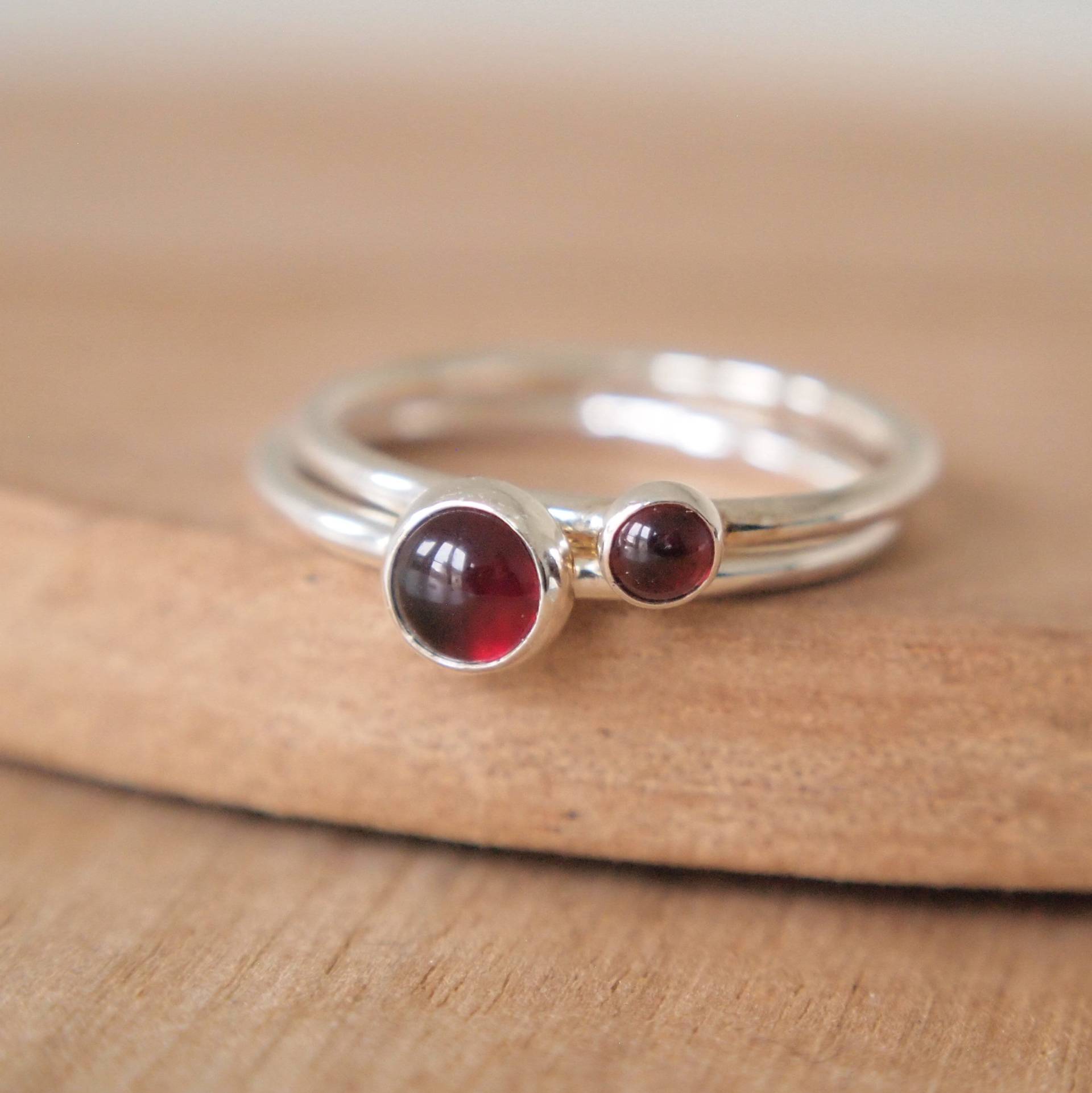 Handgemachte Sterling Silber Granat Ring Set - Januar Birthstone Stapelringe von maramjewellery