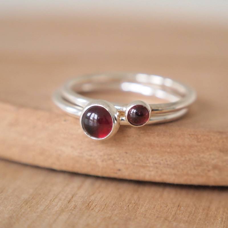 Handgemachte Sterling Silber Granat Ring Set - Januar Birthstone Stapelringe von maramjewellery