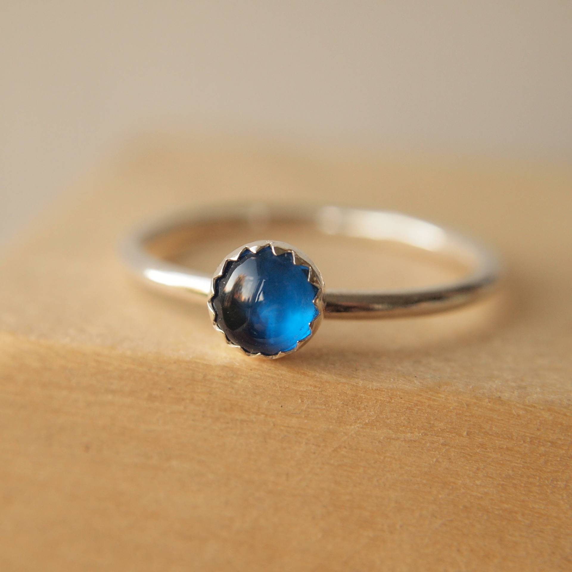 Lab Saphir Ring - Blauer Edelstein Und Silber September Geburtsstein Imitation Schmuck von maramjewellery