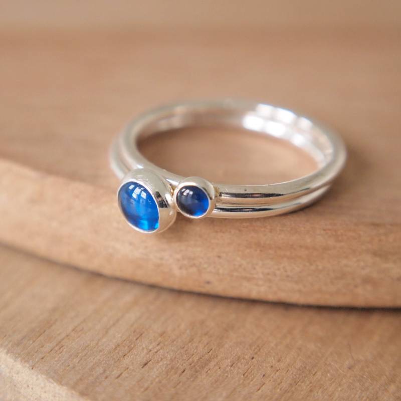Lab Sapphire Duo Ring Set - September Geburtsstein Ringe von maramjewellery