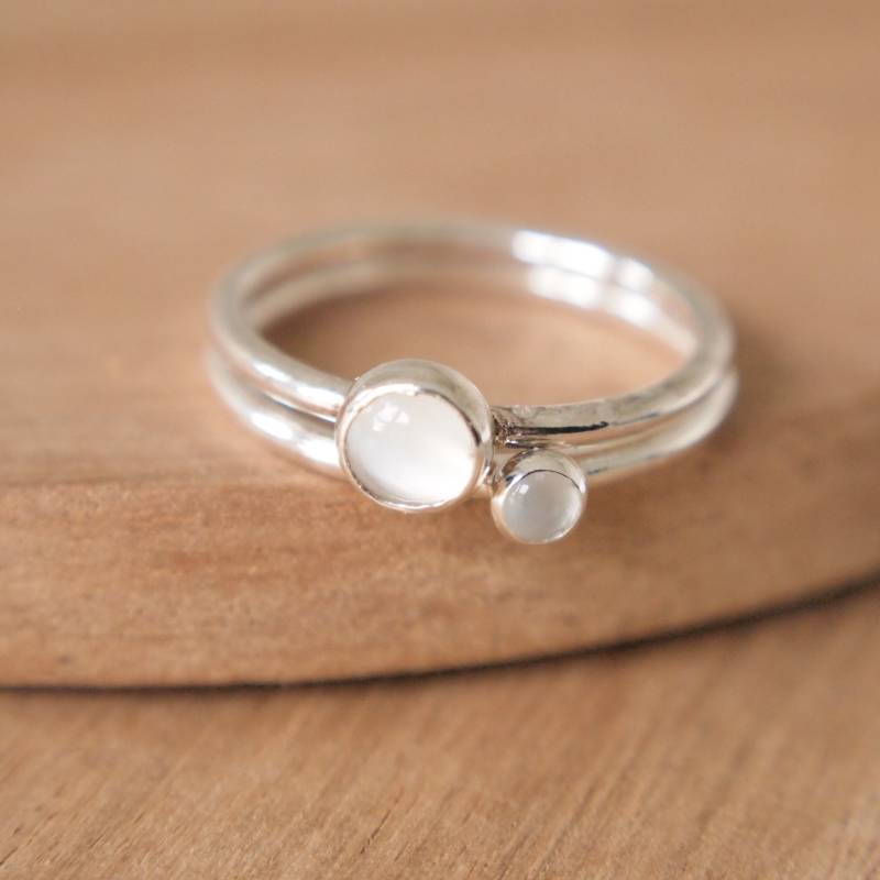 Mondstein Doppelring Set, Juni Birthstone Ringe, Bedeutungsvoller Schmuck von maramjewellery