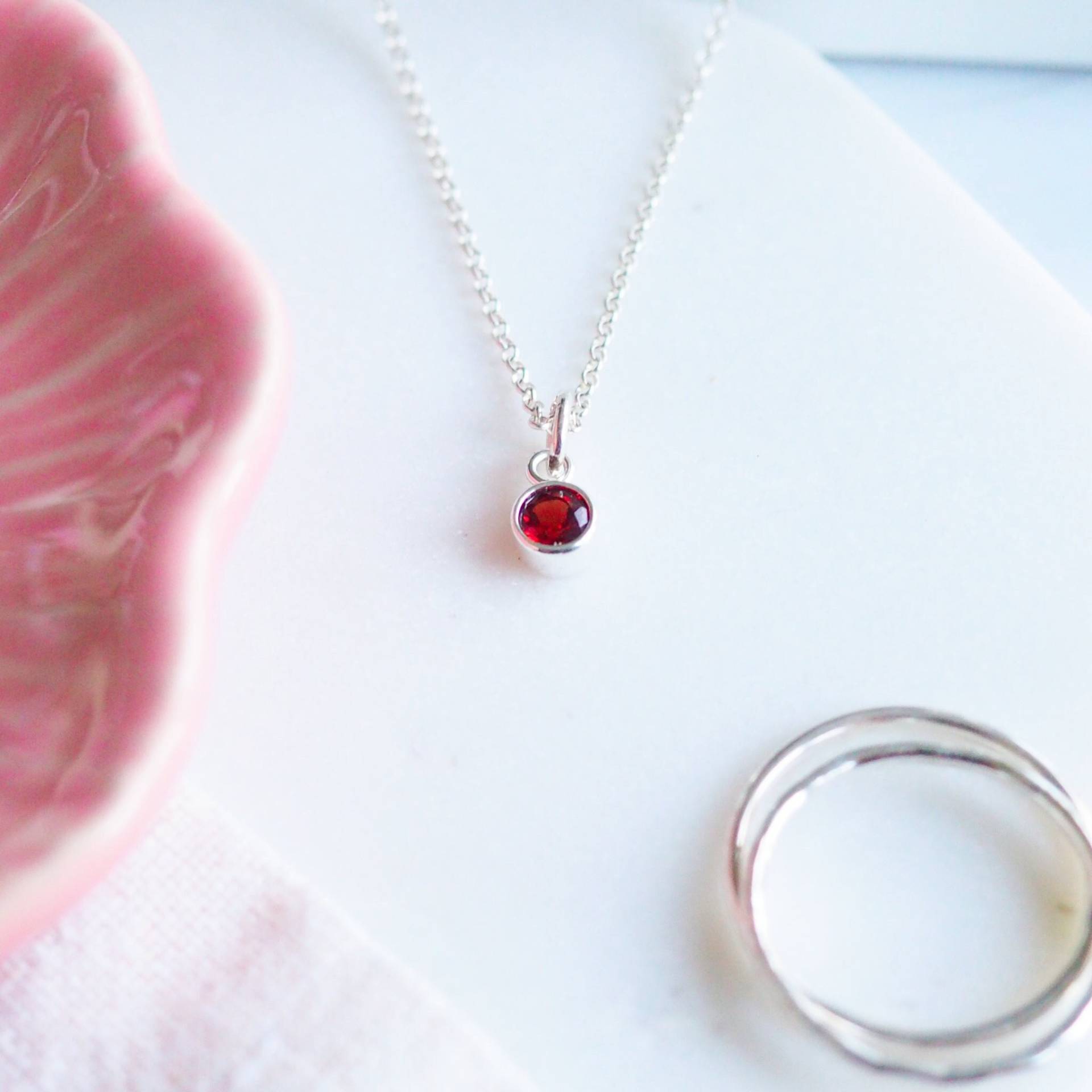 Roter Cubic Zirkonia Solitaire Halskette - Januar Geburtsstein, Sterling Silber von maramjewellery