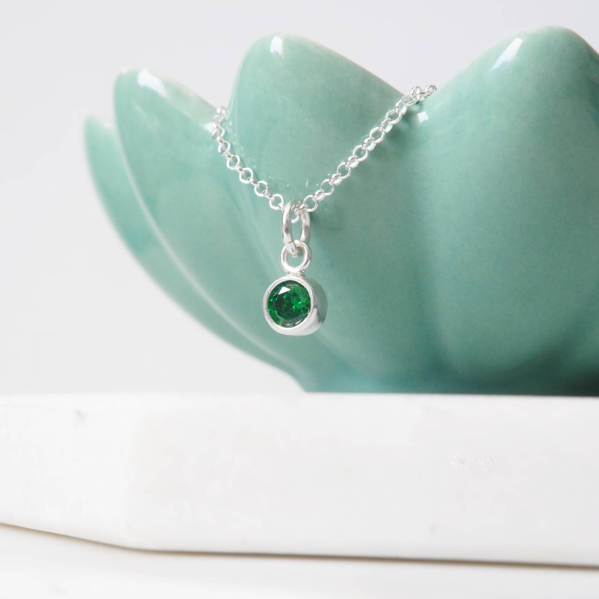 sterling Silber Mai Geburtsstein Kette Smaragd Grüner Cz Solitär Anhänger von maramjewellery