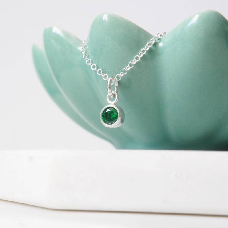 sterling Silber Mai Geburtsstein Kette Smaragd Grüner Cz Solitär Anhänger von maramjewellery