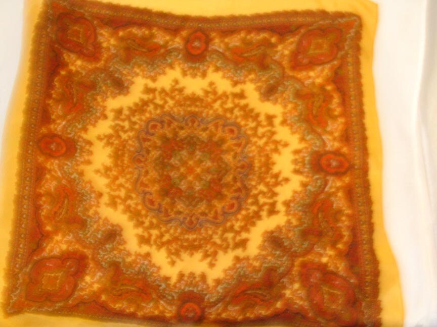 60Er Jahre Vintage Tuch in Gold Mit Paisleymuster 60Er Jahre Vintage Tuch in Gold Mit Paisleymuster von marblemaam