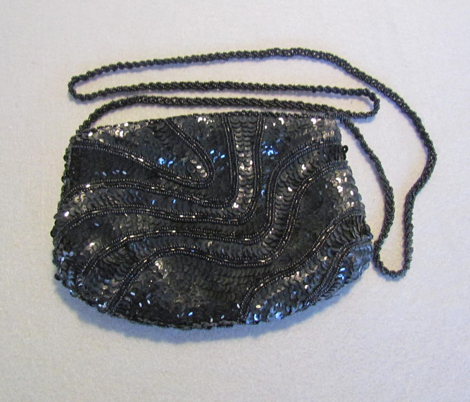 La Regale Abendtasche Mit Pailletten Und Perlen Schwarz La Regale Abendtasche Mit Pailletten Und Perlen Schwarz von marblemaam