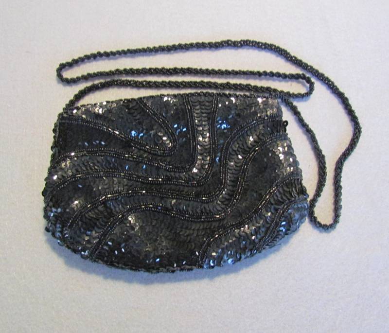 La Regale Abendtasche Mit Pailletten Und Perlen Schwarz La Regale Abendtasche Mit Pailletten Und Perlen Schwarz von marblemaam