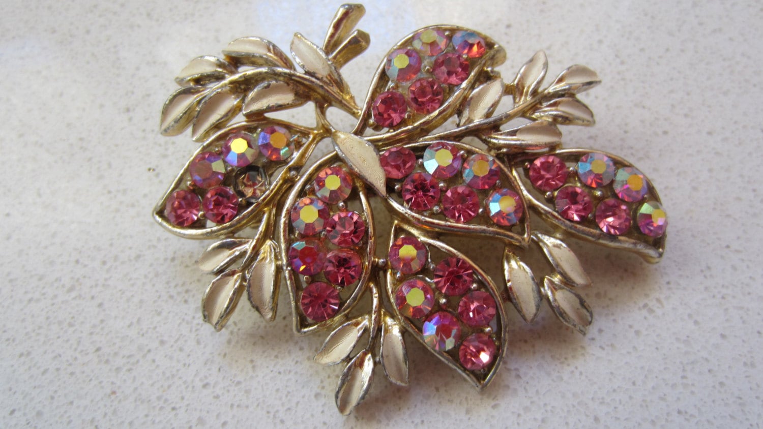 Vintage Leuchtend Rosa Mit Blattgold Perlen Strass Kostüm Schmuck Brosche Oder Pin-Geschenk Für Sie Vintage Leuchtend Rosa Mit Blattgold Perlen Strass Kostüm Schmuck Brosche Oder Pin-Geschenk Für Sie von marcher88