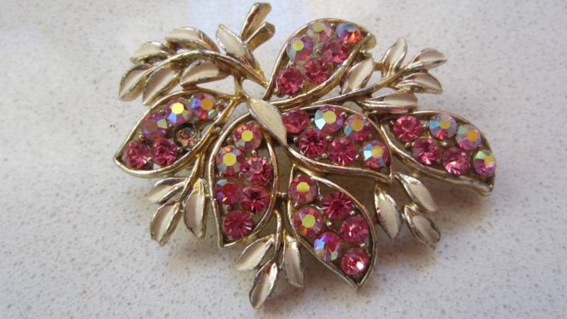 Vintage Leuchtend Rosa Mit Blattgold Perlen Strass Kostüm Schmuck Brosche Oder Pin-Geschenk Für Sie Vintage Leuchtend Rosa Mit Blattgold Perlen Strass Kostüm Schmuck Brosche Oder Pin-Geschenk Für Sie von marcher88