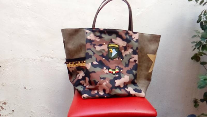 Tragetasche Aus Camouflage-stoff, Schwarzes Und Braunes Kunstleder Tragetasche Aus Camouflage-stoff, Schwarzes Und Braunes Kunstleder von marie1creation